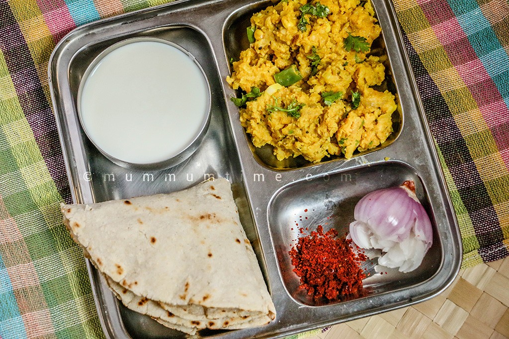 Zunka bhakar with curd, garlic chutney, and onion